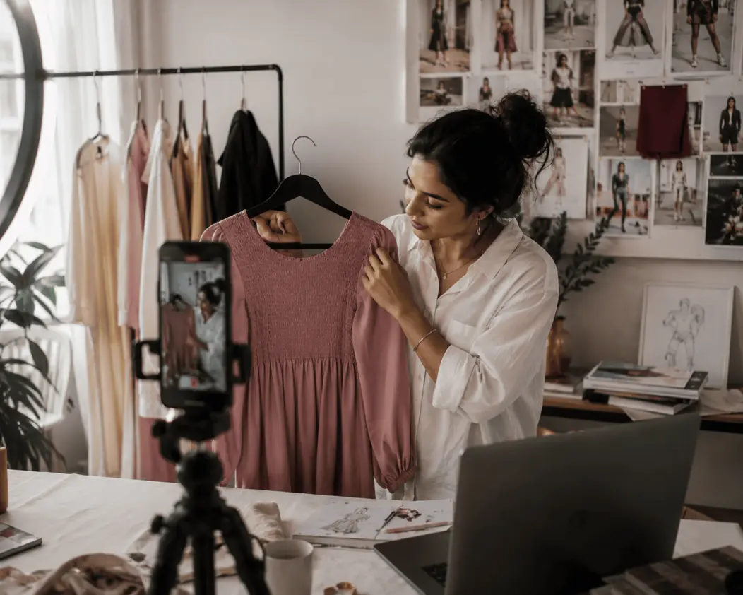 Infographic showing how B Des fashion communication prepares students for careers in branding, styling, content creation, and fashion communication jobs across India