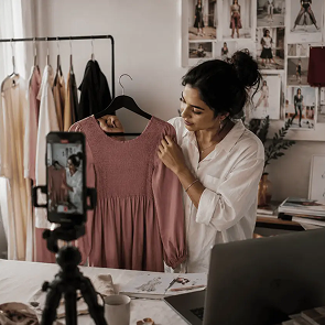 Infographic showing how B Des fashion communication prepares students for careers in branding, styling, content creation, and fashion communication jobs across India